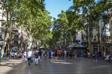 BARCELONA, İspanya - 26 Haziran 2017: Barcelona, İspanya 'da turistler ve yerel halk arasında popüler olan La Rambla alışveriş caddesi.