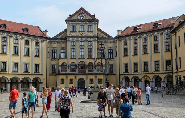 Nesvizh Belarus Agosto 2017 Turistas Andando Pátio Palácio Medieval Complexo — Fotografia de Stock