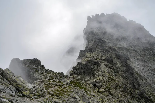 斯洛伐克的山区景观 多岩的山谷和国家公园高塔特拉山云天攀爬的岩石 — 图库照片