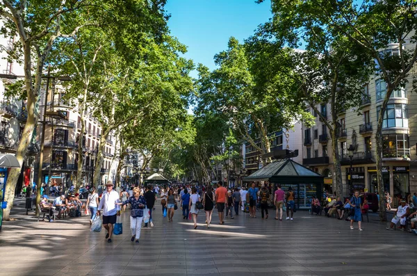 BARCELONA, İspanya - 26 Haziran 2017: Barcelona, İspanya 'da turistler ve yerel halk arasında popüler olan La Rambla alışveriş caddesi.