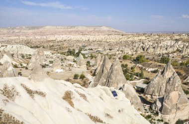 Gözlem güvertesinden, Goreme, Kapadokya, Türkiye 'deki görkemli kaya oluşumlarına sahip tuhaf ve güzel manzaraya bakın.