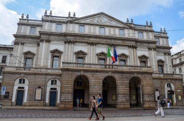 MILAN, İTALYA - 25 Haziran 2017: La Scala Opera Binası, Milano, İtalya 'da dünyaca ünlü opera binası, 