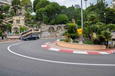 Monako CARLO, Monako - 28 Haziran 2017: Monako Gran Prix Pisti 'nden viraj dönüşü. Circuit de Monaco şehir sokaklarında serildi.