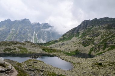 Slovakya 'nın yüksek Tatras dağlarında Rysy tepesi yakınlarında yer alan Zabie Gölü manzaralı pleso