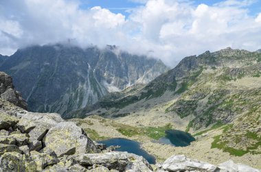 Slovakya 'nın yüksek Tatras dağlarında Rysy tepesi yakınlarında yer alan Zabie Gölü manzaralı pleso