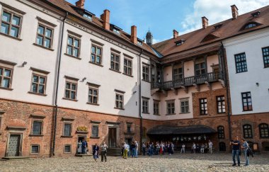 MIR, BELARUS, AĞUSTOS 12, 2015: Müzenin iç avlusu ve Belarus 'taki ortaçağ kale kompleksi