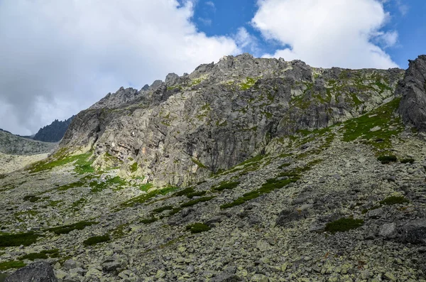 Bergslandskap Med Steniga Bergstoppar Och Molnig Himmel Höga Tatra Slovakien — Stockfoto