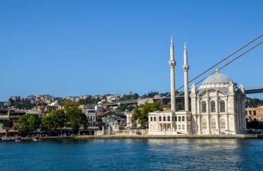 İstanbul ve Türkiye 'deki tarihi Ortakoy Camii hakkında Boğaz' dan güzel bir manzara