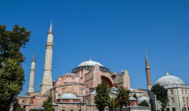 Ayasofya 'nın Bizans katedrali Fatih İlçesi Sultanahmet Meydanı' nda güneşli bir günde. İstanbul, Türkiye
