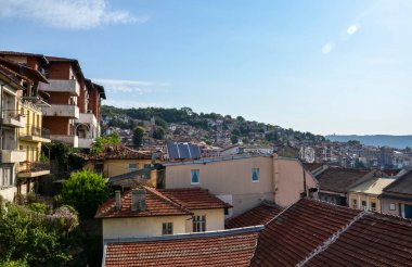 Geleneksel Bulgar mimarisi, eski Veliko Tarnovo kasabasındaki tepelerde kırmızı kiremitli çatıları olan binalar. Bulgaristan