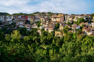 Veliko Tarnovo 'nun geleneksel mimarisi ile eski şehrin üzerinde gün batımında güzel bir manzara. Bulgaristan