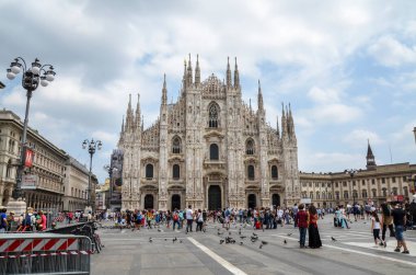 MILAN, İtalya - 25 Haziran 2017: Dünyanın en büyük kiliselerinden biri olan Milan Katedrali 'nin (Duomo di Milano) önündeki Katedral Meydanı' ndaki turist kalabalığı. İtalya