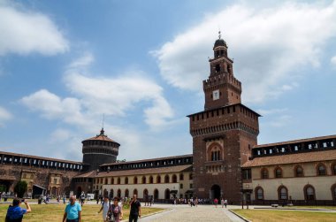 MILAN, ITALY - 25 Haziran 2017: Milano 'nun ana seyahat merkezlerinden birinin iç avlusu, eski ortaçağ Sforza Şatosu Castello Sforzesco kulesi, İtalya