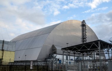 CHERNOBYL, UKRAINE - 28 Kasım 2020: Çernobil Yasaklama Bölgesi, Ukrayna 'da yeni lahit altındaki anıt ve nükleer reaktör