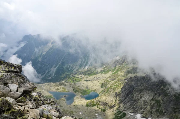 Slovakya 'nın yüksek Tatras dağlarında Rysy tepesi yakınlarında yer alan Zabie Gölü manzaralı pleso