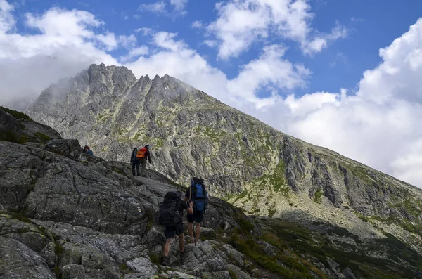 Grupo Excursionistas Con Mochilas Caminando Una Montaña Parque Nacional High —  Fotos de Stock