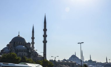 İSTANBUL, TURKEY - 12 AĞUSTOS 2015: İstanbul, Türkiye 'deki Galata Köprüsü' nün karşısındaki ünlü antik Yeni Cami 'nin (Yeni Camii) yan görünüşü