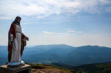 Pikuj dağ zirvesinin tepesindeki İsa heykelinin görüntüsü. Karpat Dağları, Ukrayna