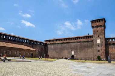 MILAN, ITALY - 25 Haziran 2017: Milano 'nun ana seyahat merkezlerinden birinin iç avlusu, eski ortaçağ Sforza Şatosu Castello Sforzesco kulesi, İtalya