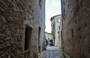 Fransa 'nın Provence kentindeki eski sevimli Saint Paul de Vence kasabasının kaldırım taşı yolu ile dar bir cadde..