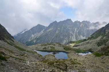 Slovakya 'nın yüksek Tatras dağlarında Rysy tepesi yakınlarında yer alan Zabie Gölü manzaralı pleso