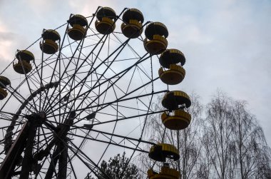 Pripyat 'taki lunaparkta terk edilmiş dönme dolap. Çernobil, Ukrayna 'nın sınırlama bölgesi