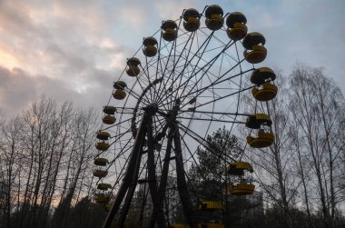 Pripyat 'taki lunaparkta terk edilmiş dönme dolap. Çernobil, Ukrayna 'nın sınırlama bölgesi