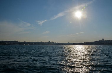 İstanbul 'un silueti Türk mimarisi ve kentsel binalarla denizden yükseliyor.