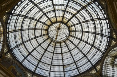 MILAN, ITALY - 25 Haziran 2017: Dünyanın en büyük alışveriş merkezlerinden birinin cam kubbesi Milano, İtalya 'nın merkezindeki Galleria Vittorio Emanuele II