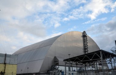 CHERNOBYL, UKRAINE - 28 Kasım 2020: Çernobil Yasaklama Bölgesi, Ukrayna 'da yeni bir lahit altında anıt ve dördüncü nükleer reaktör