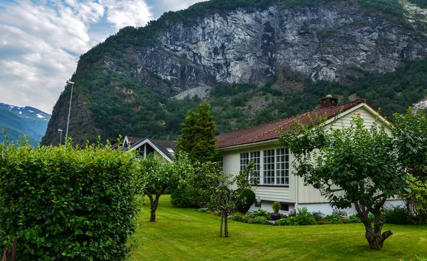 Krásná Typická Norská Vesnice Flam Barevnými Domy Sognefjord Horské Krajiny — Stock fotografie