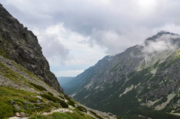 Paesaggio Montano Slovacchia Valle Rocciosa Montagna Rocce Rampicanti Con Cielo — Foto Stock