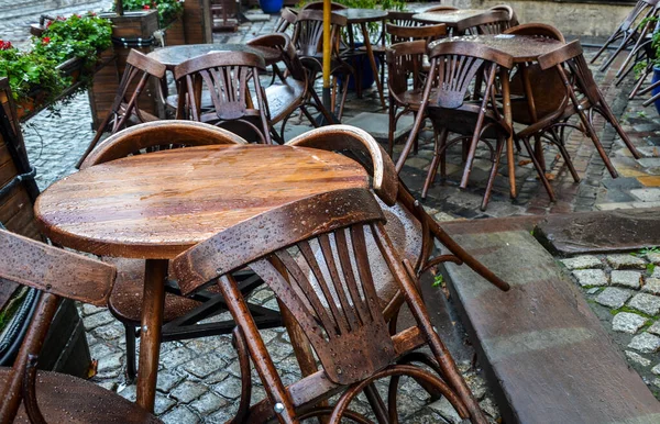 Порожнє Вуличне Кафе Невеликими Круглими Столами Дерев Яними Стільцями Після — стокове фото