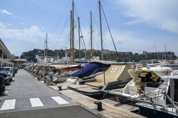 MONTE CARLO, MONACO - 28 Haziran 2017: Yat ve tekneler Monte Carlo 'daki Herkül Limanı' na demirledi.