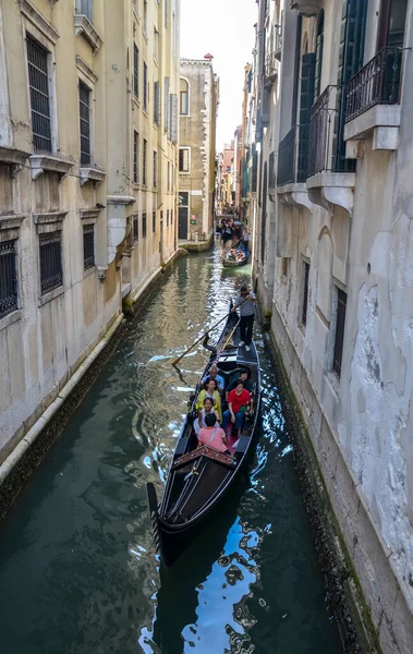 Venice Italy June 2017 Gondolier Rowing Gondola Narrow Canal Green — Stock Photo, Image