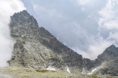 Yüksek yeşil dağların manzarası, bulutlu gökyüzü. Yüksek Tatras Slovakya 'sı. Güzel dağ manzarası