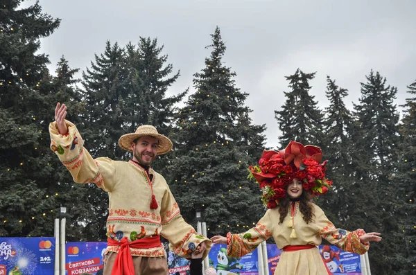 Kyiv Ucrania Marzo 2021 Caminantes Con Disfraces Tradicionales Ucranianos Posan — Foto de Stock
