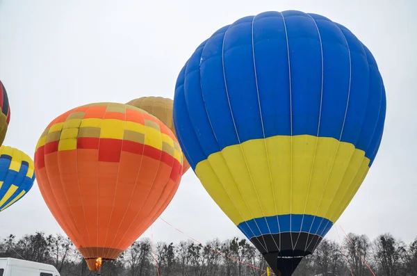 Många Färgglada Varmluftsballonger Lyfter Och Landar Flygteknikfestivalen Kiev Ukraina — Stockfoto