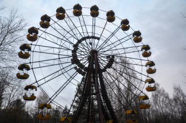Pripyat 'taki lunaparkta terk edilmiş dönme dolap. Çernobil, Ukrayna 'nın sınırlama bölgesi