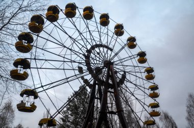 Pripyat 'taki lunaparkta terk edilmiş dönme dolap. Çernobil, Ukrayna 'nın sınırlama bölgesi