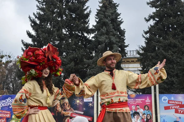 Kyiv Ucrania Marzo 2021 Caminantes Con Disfraces Tradicionales Ucranianos Posan — Foto de Stock