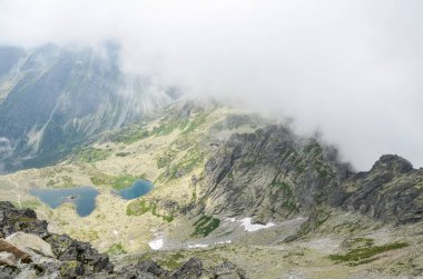 Slovakya 'nın yüksek Tatras dağlarında Rysy tepesi yakınlarında yer alan Zabie Gölü manzaralı pleso