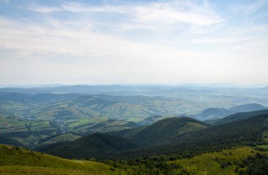 Yamaçlarda ormanları, vadide rahat köyleri, Karpat Dağları, Ukrayna