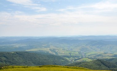 Yamaçlarda ormanları, vadide rahat köyleri, Karpat Dağları, Ukrayna