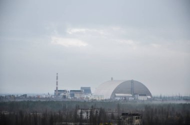 Ukrayna 'nın Çernobil Yasak Bölgesi' ndeki reaktör 4 nükleer santrali ve Pripyat hayalet kasabasının lahit (yeni barınak) görüntüsü 