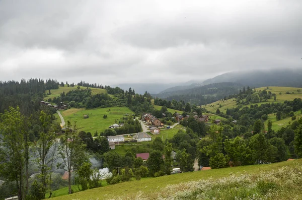 Izky Ukraine August 2020 Peaceful Small Carpathian Village Valley Covered — Stockfoto
