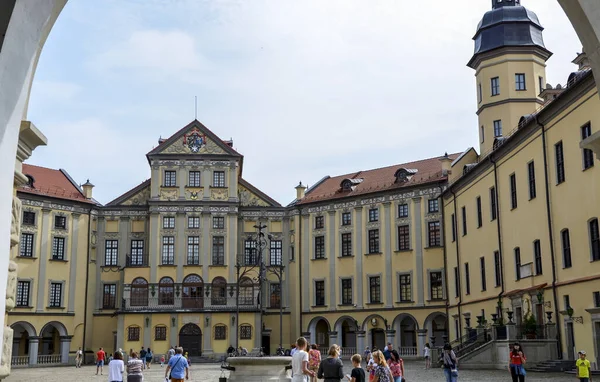 Nesvizh Belarus August 2017 Turisták Sétálnak Udvaron Középkori Palota Kastély — Stock Fotó