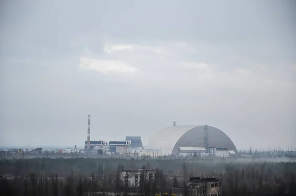 Ukrayna 'nın Çernobil Yasak Bölgesi' ndeki reaktör 4 nükleer santrali ve Pripyat hayalet kasabasının lahit (yeni barınak) görüntüsü 