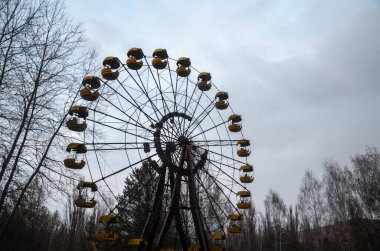 Pripyat 'taki lunaparkta terk edilmiş dönme dolap. Çernobil, Ukrayna 'nın sınırlama bölgesi