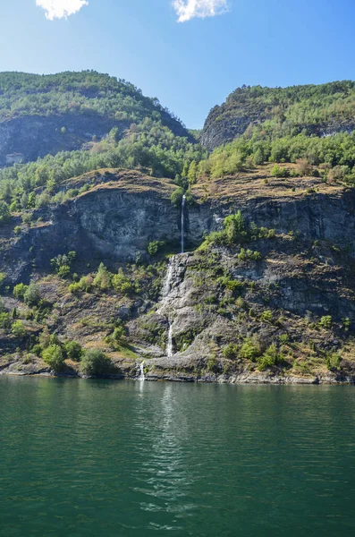 Uma Cachoeira Cenário Deslumbrante Longo Sognefjord Entre Aldeias Flam Gudvangen — Fotografia de Stock